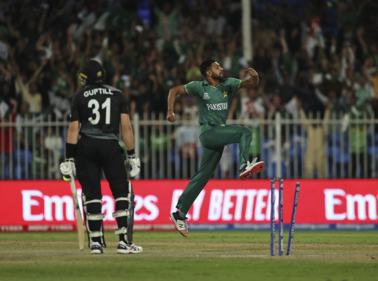 Haris Rauf is about to take off after removing Martin Guptill, Pakistan vs New Zealand, T20 World Cup 2021, Group 2, Sharjah, October 26, 2021