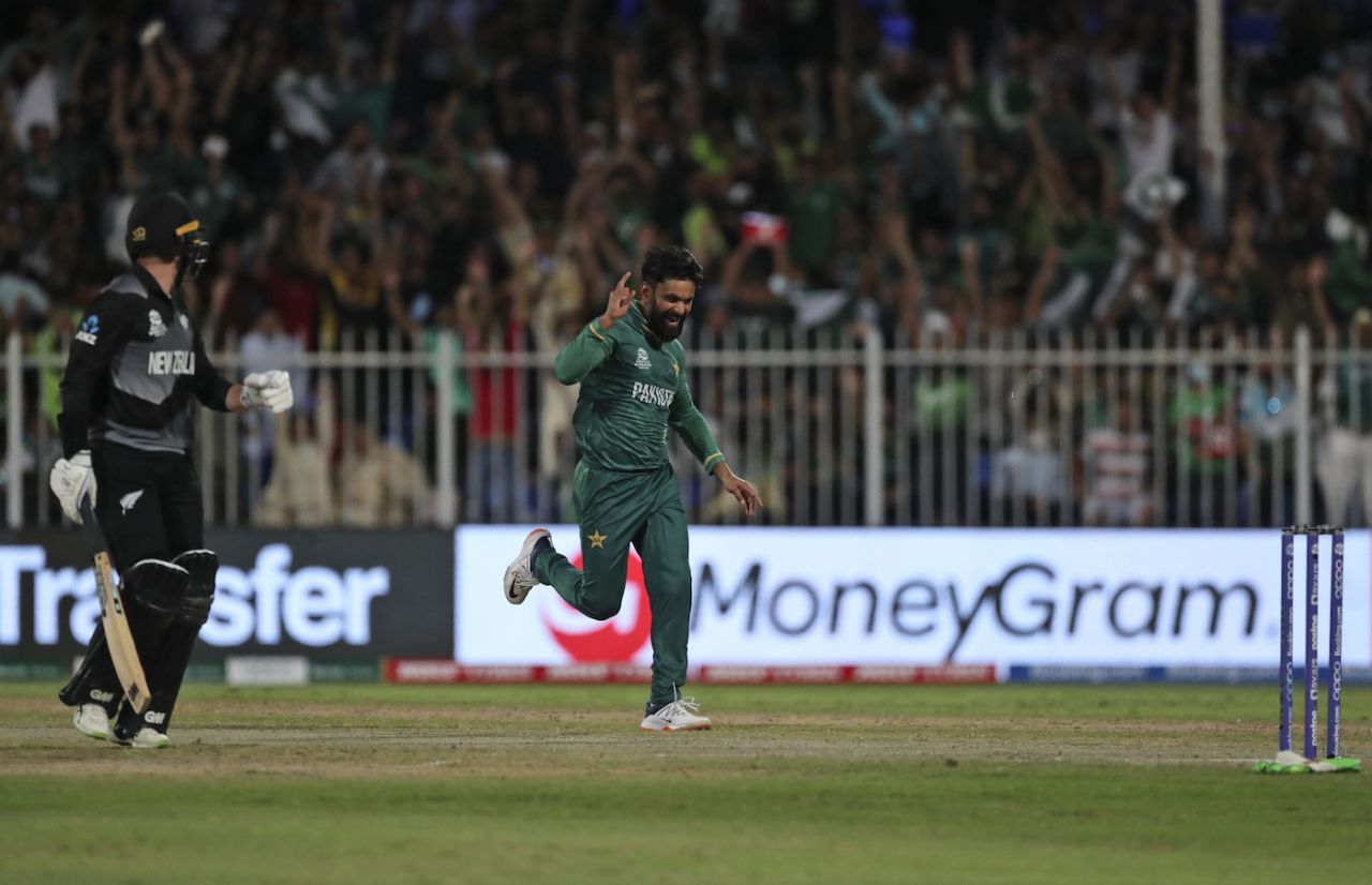 Mohammad Hafeez thought he had Kane Williamson but the decision was overturned, Pakistan vs New Zealand, T20 World Cup 2021, Group 2, Sharjah, October 26, 2021