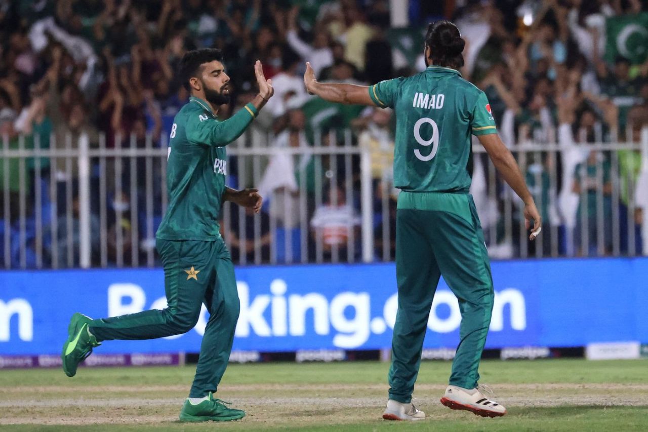 Shadab Khan and Imad Wasim celebrate the wicket of Daryl Mitchell, Pakistan vs New Zealand, T20 World Cup 2021, Group 2, Sharjah, October 26, 2021