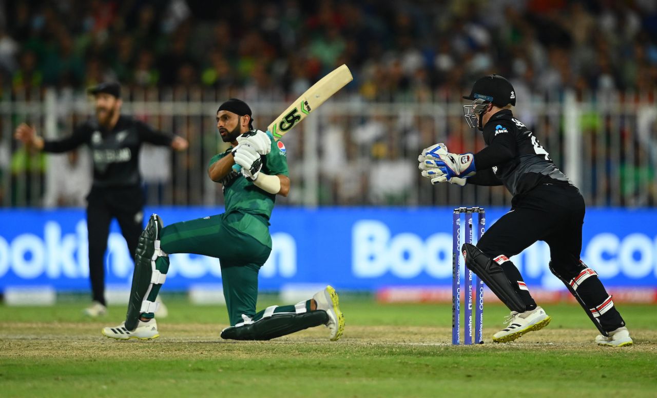Shoaib Malik dispatches the ball into the deep, Pakistan vs New Zealand, T20 World Cup 2021, Group 2, Sharjah, October 26, 2021