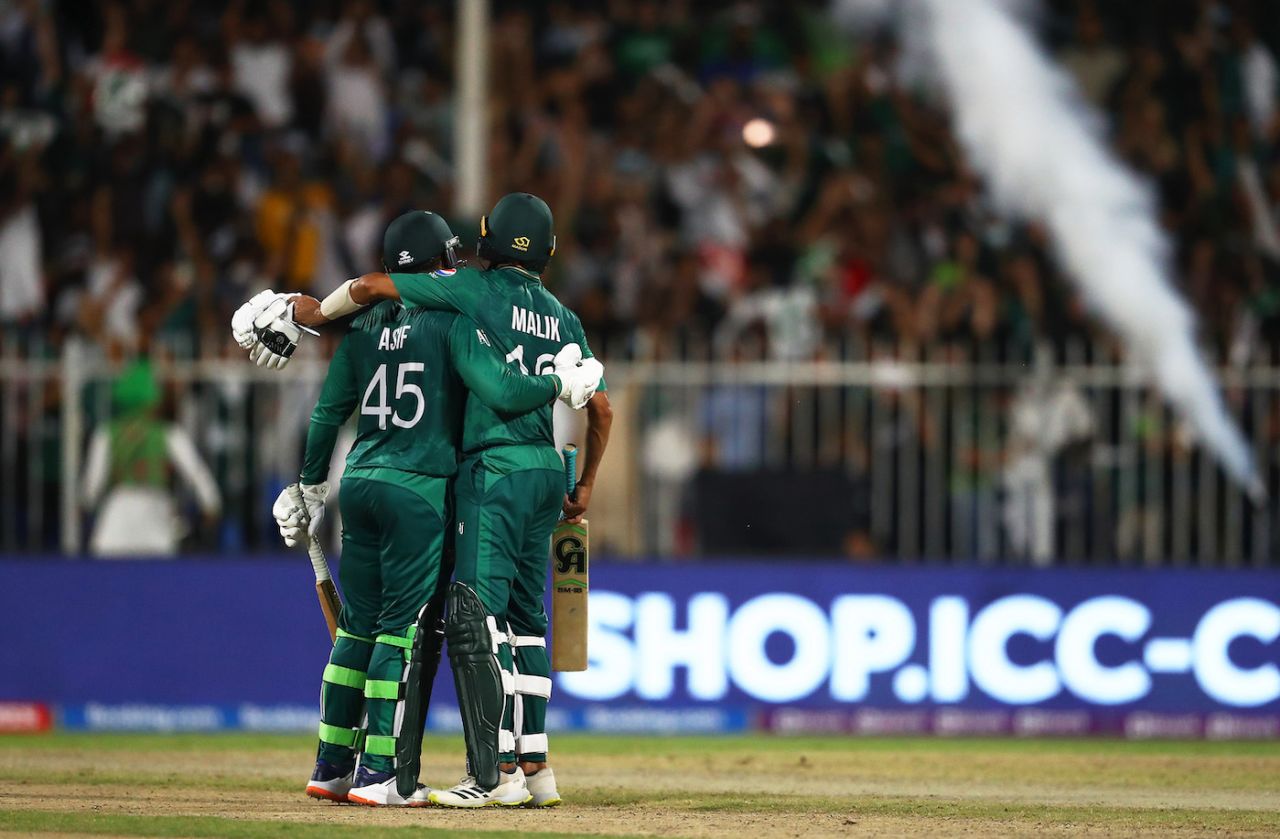 Shoaib Malik and Asif Ali get together after seeing Pakistan through, Pakistan vs New Zealand, T20 World Cup 2021, Group 2, Sharjah, October 26, 2021
