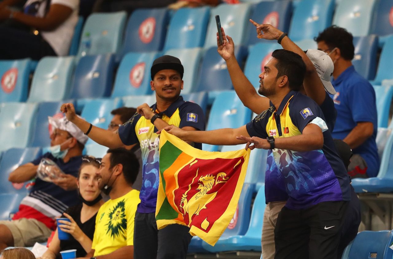 Sri Lankan fans are up on their feet, Australia vs Sri Lanka, 2021 Men's T20 World Cup, Dubai, October 28, 2021