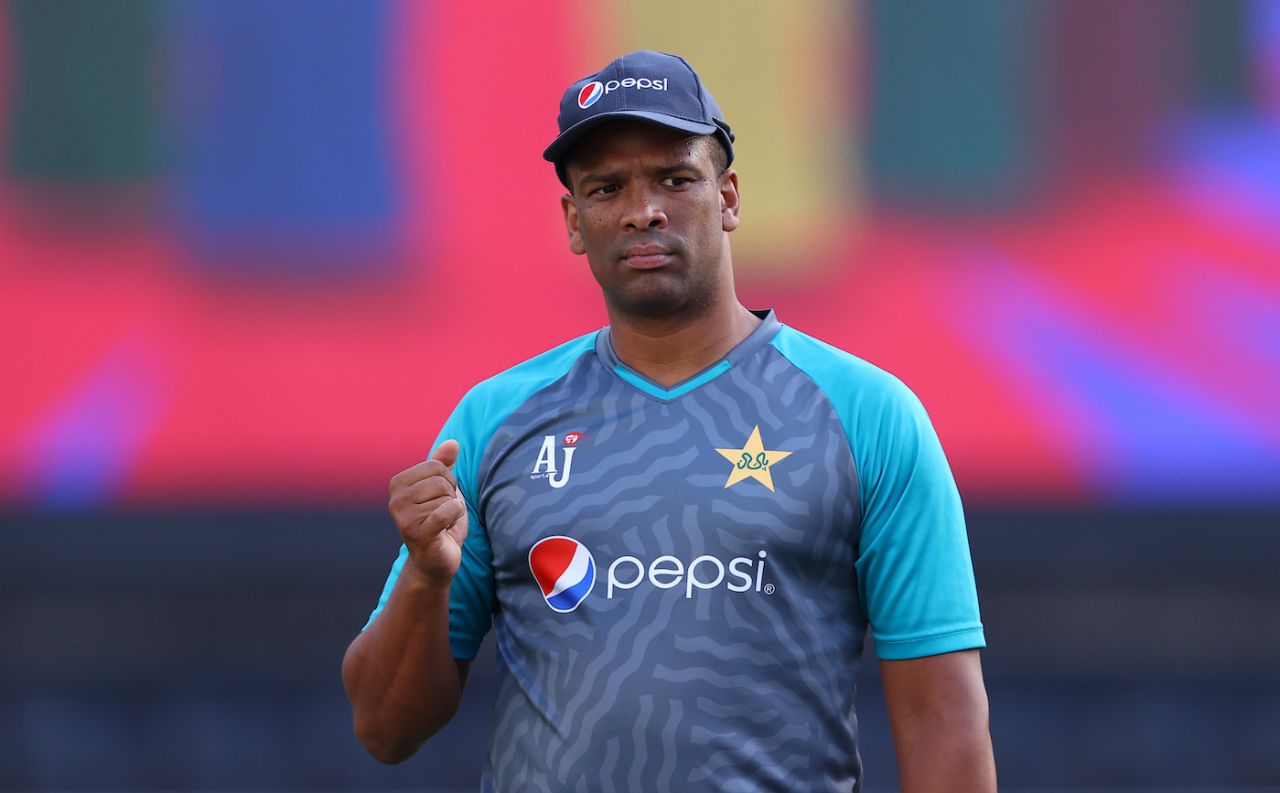 Vernon Philander looks on as the Pakistan team trains, Dubai, October 29, 2021