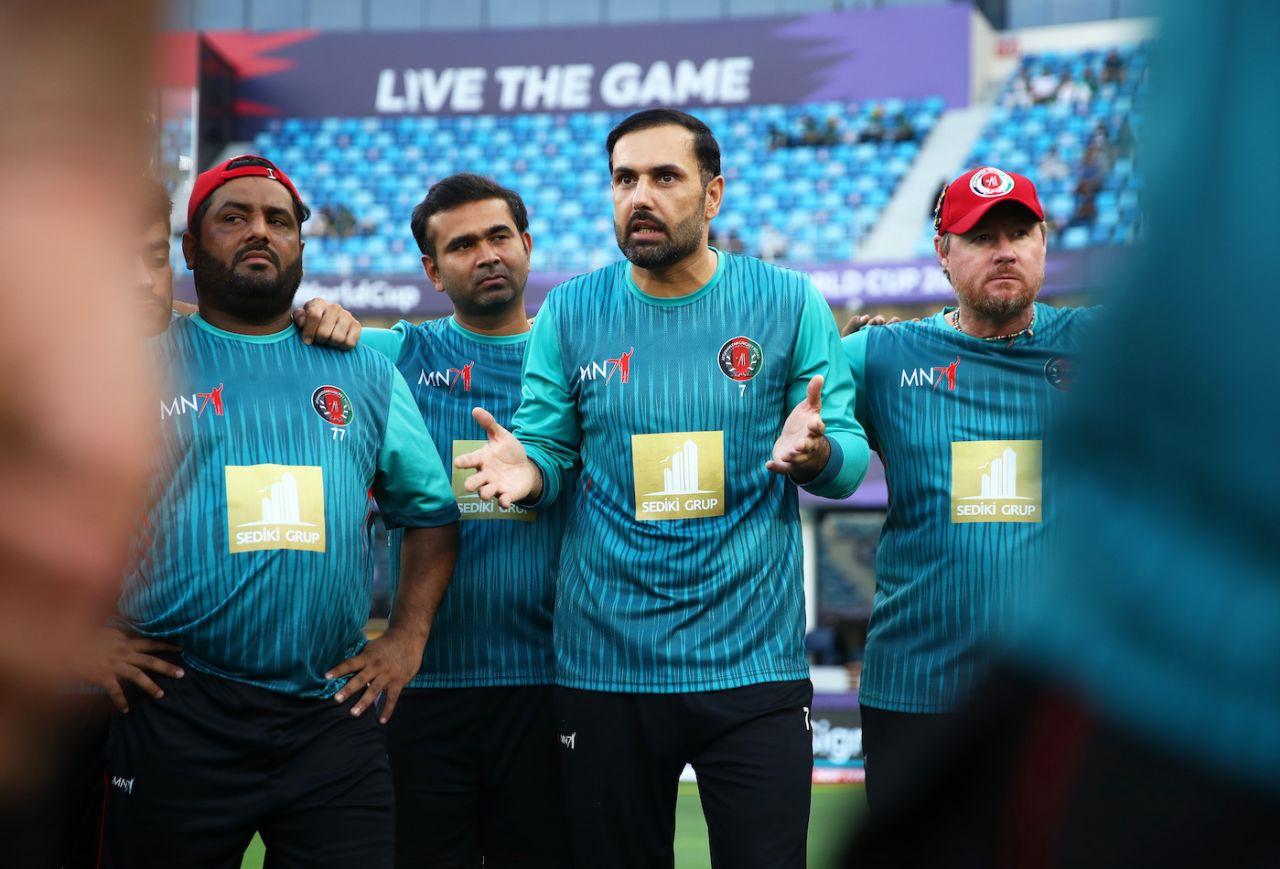 Mohammad Nabi gives a team talk before the game, Afghanistan vs Pakistan, T20 World Cup, Group 2, Dubai, October 29, 2021