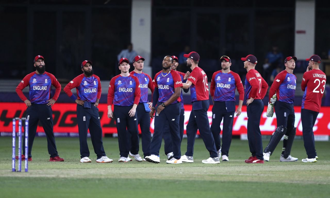 The England players wait for third umpire's decision, Australia vs England, T20 World Cup, Group 1, Dubai, October 30, 2021