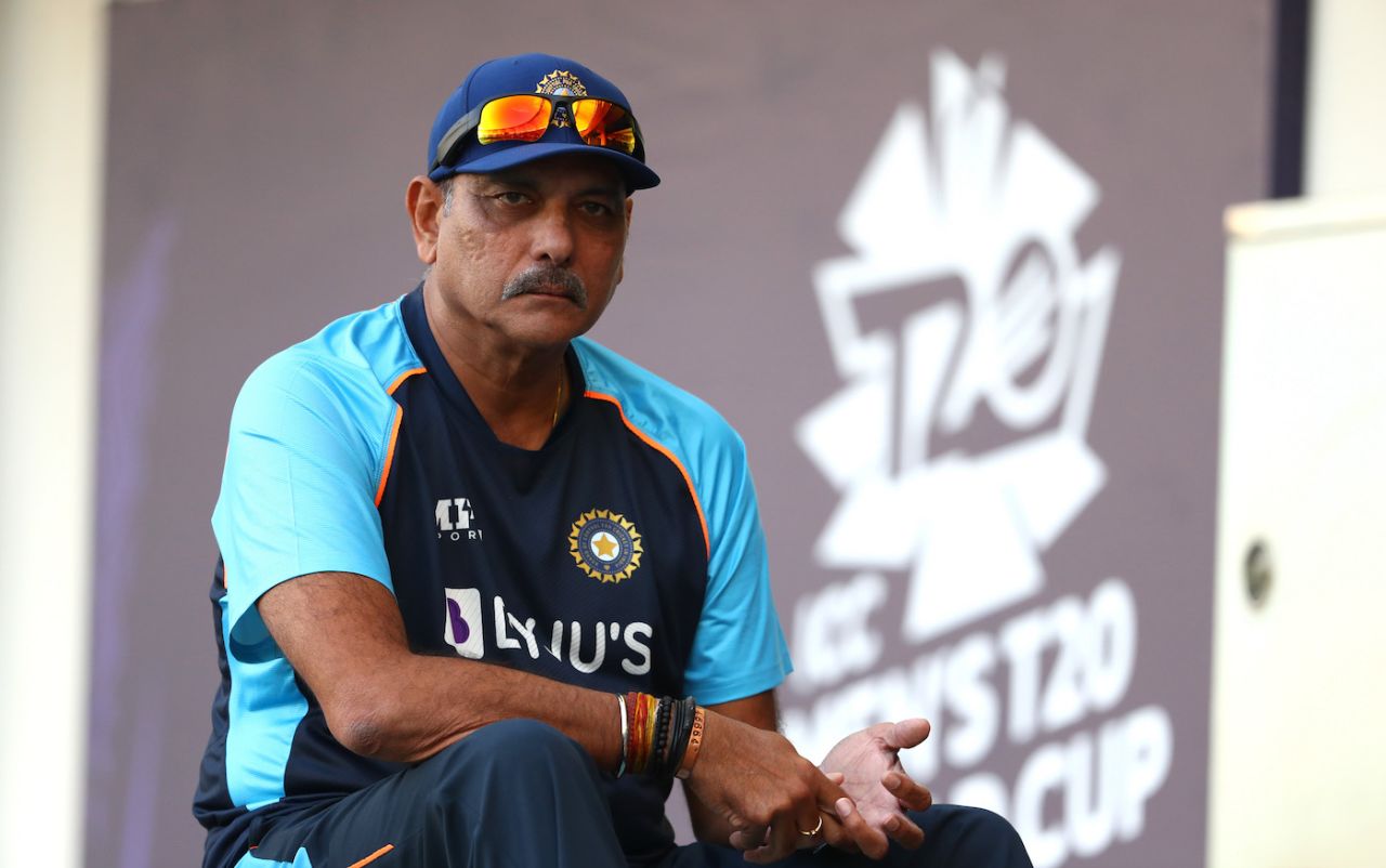 Ravi Shastri keeps an eye on proceedings, India vs New Zealand, T20 World Cup, Group 2, Dubai, October 31, 2021