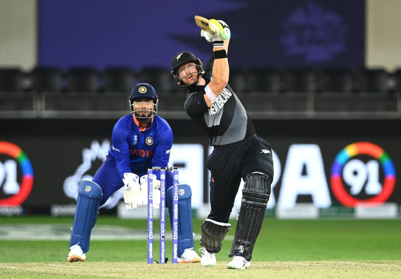 Martin Guptill lifts one over the infield, India vs New Zealand, Group 1, T20 World Cup, Dubai, October 31, 2021