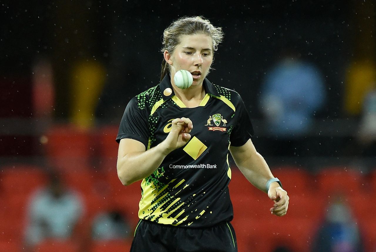Georgia Wareham prepares to bowl, Australia vs India, 1st T20I, Metricon Stadium, October 7, 2021