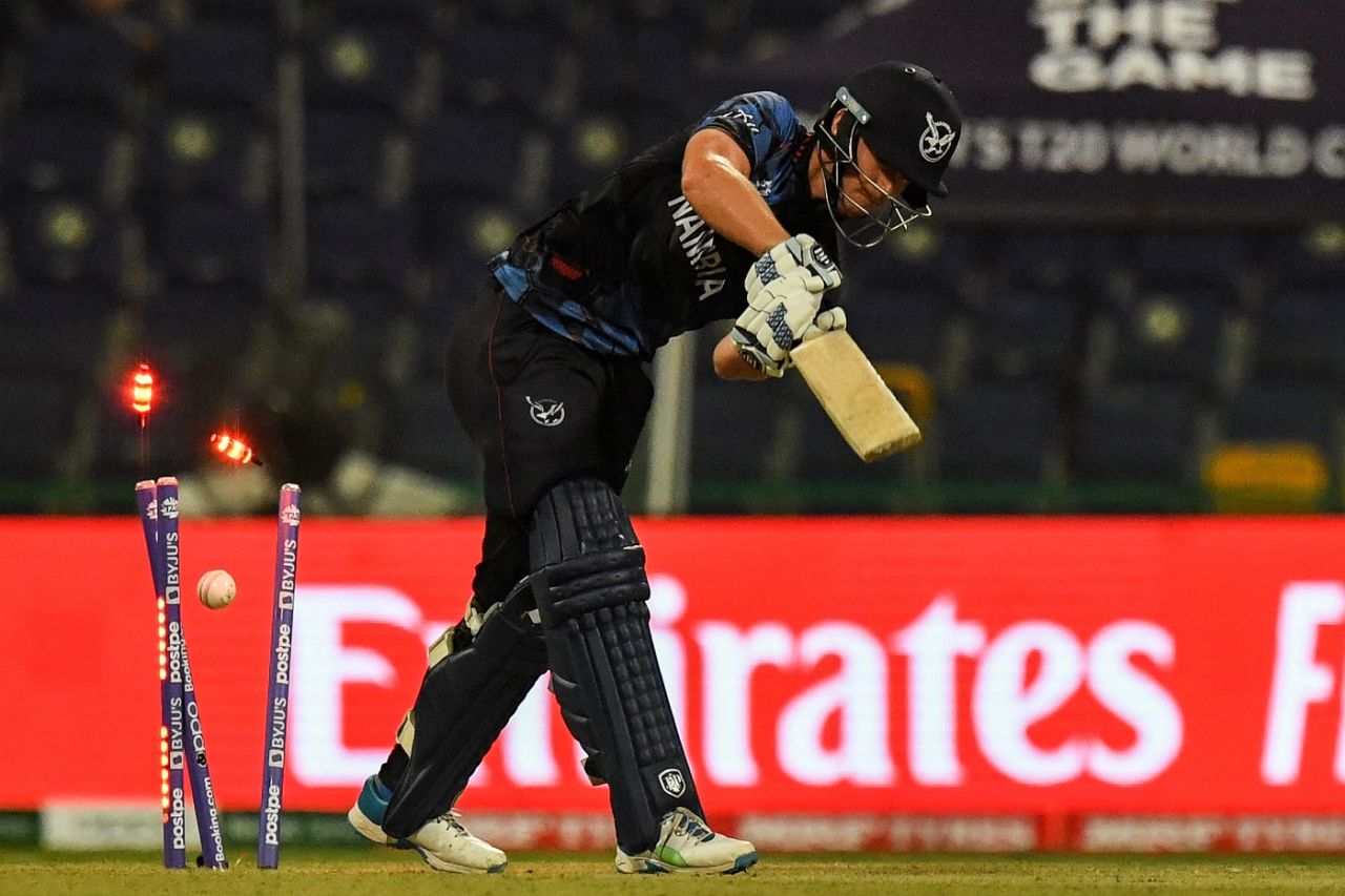 Michael van Lingen is bowled, Namibia vs Pakistan, T20 World Cup, Group 2, Abu Dhabi, November 2, 2021