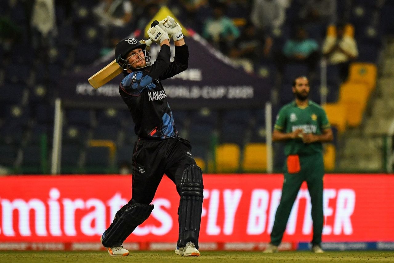 Gerhard Erasmus goes aerial, Namibia vs Pakistan, T20 World Cup, Group 2, Abu Dhabi, November 2, 2021
