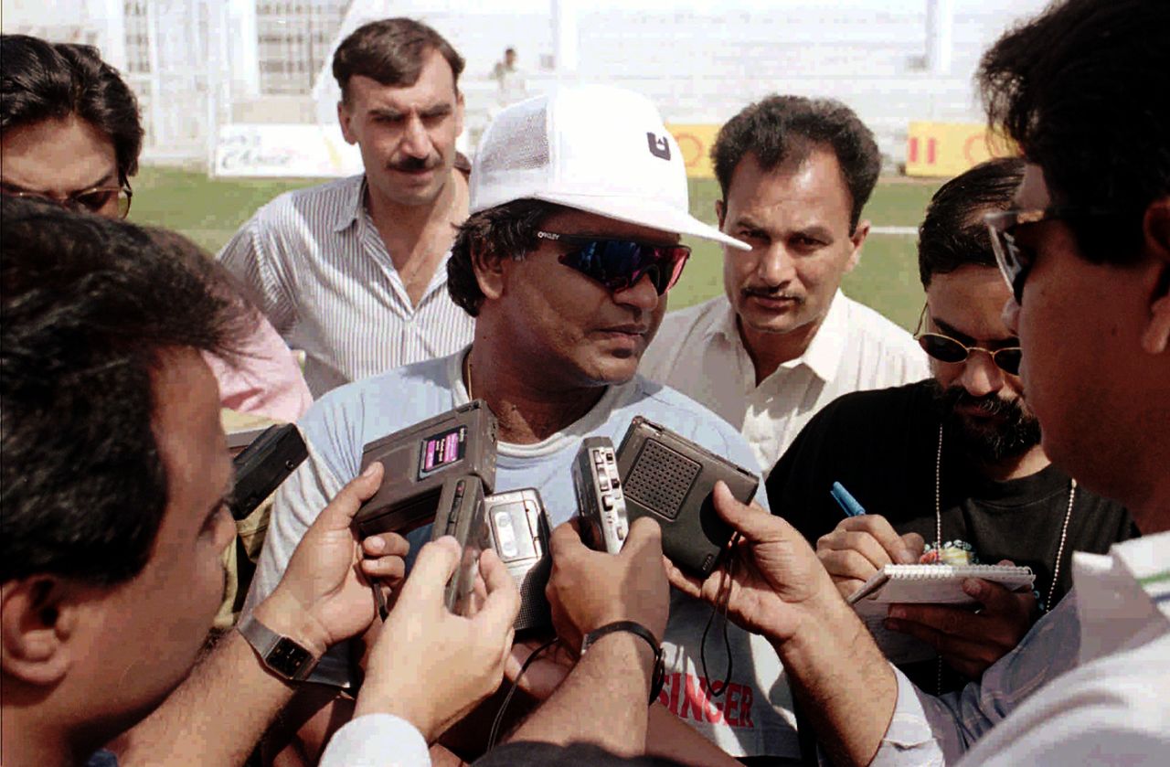 Arjuna Ranatunga talks to the journalists, World Cup, Faisalabad, February 10, 1996