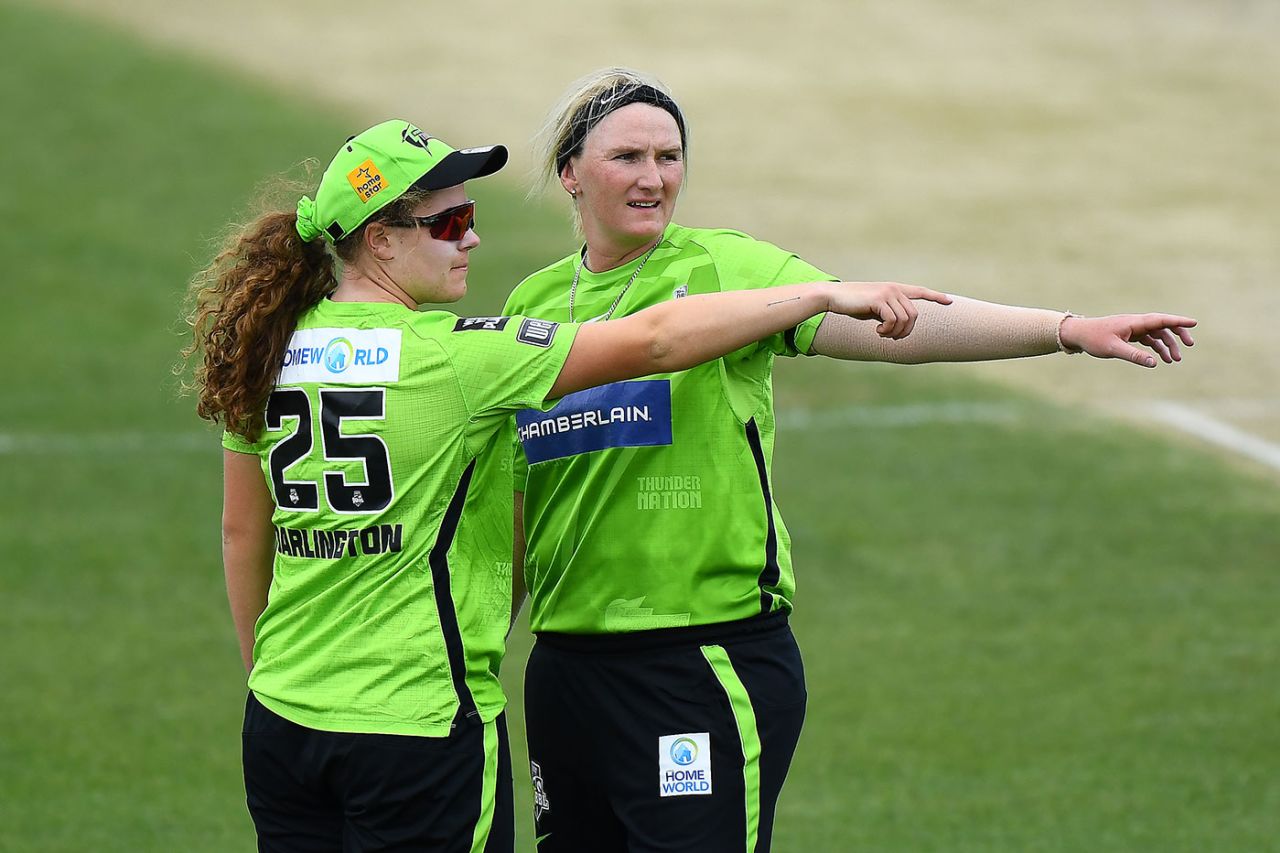Hannah Darlington directs the field with Sammy-Jo Johnson, Hobart Hurricanes vs Sydney Thunder, WBBL, October 31, 2021