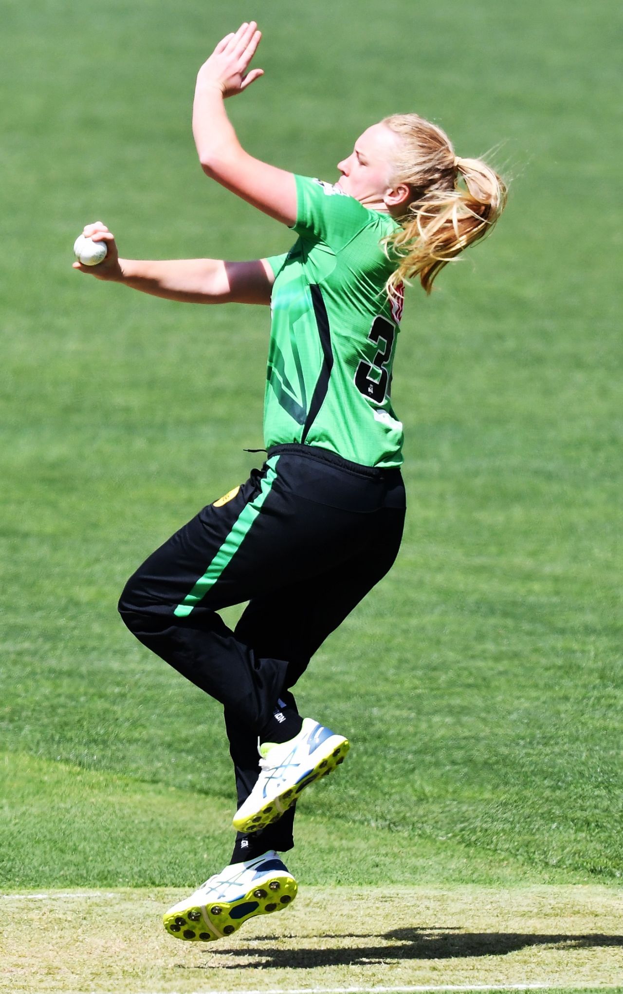 Kim Garth picked up two wickets, including Jemimah Rodrigues', Melbourne Renegades vs Melbourne Stars, WBBL 2021-22, Adelaide, November 7, 2021