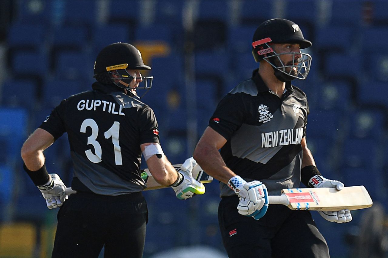Martin Guptill and Daryl Mitchell take a run, Afghanistan vs New Zealand, T20 World Cup, Group 2, Abu Dhabi, November 7, 2021
