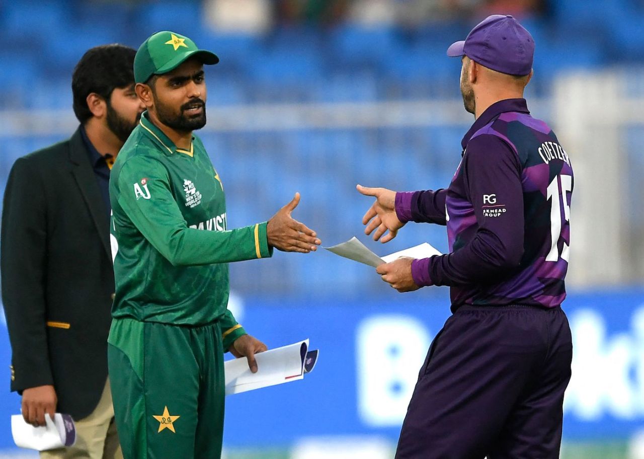 Babar Azam and Kyle Coetzer shake hands after the toss, Pakistan vs Scotland, T20 World Cup, Group 2, Sharjah, November 7, 2021