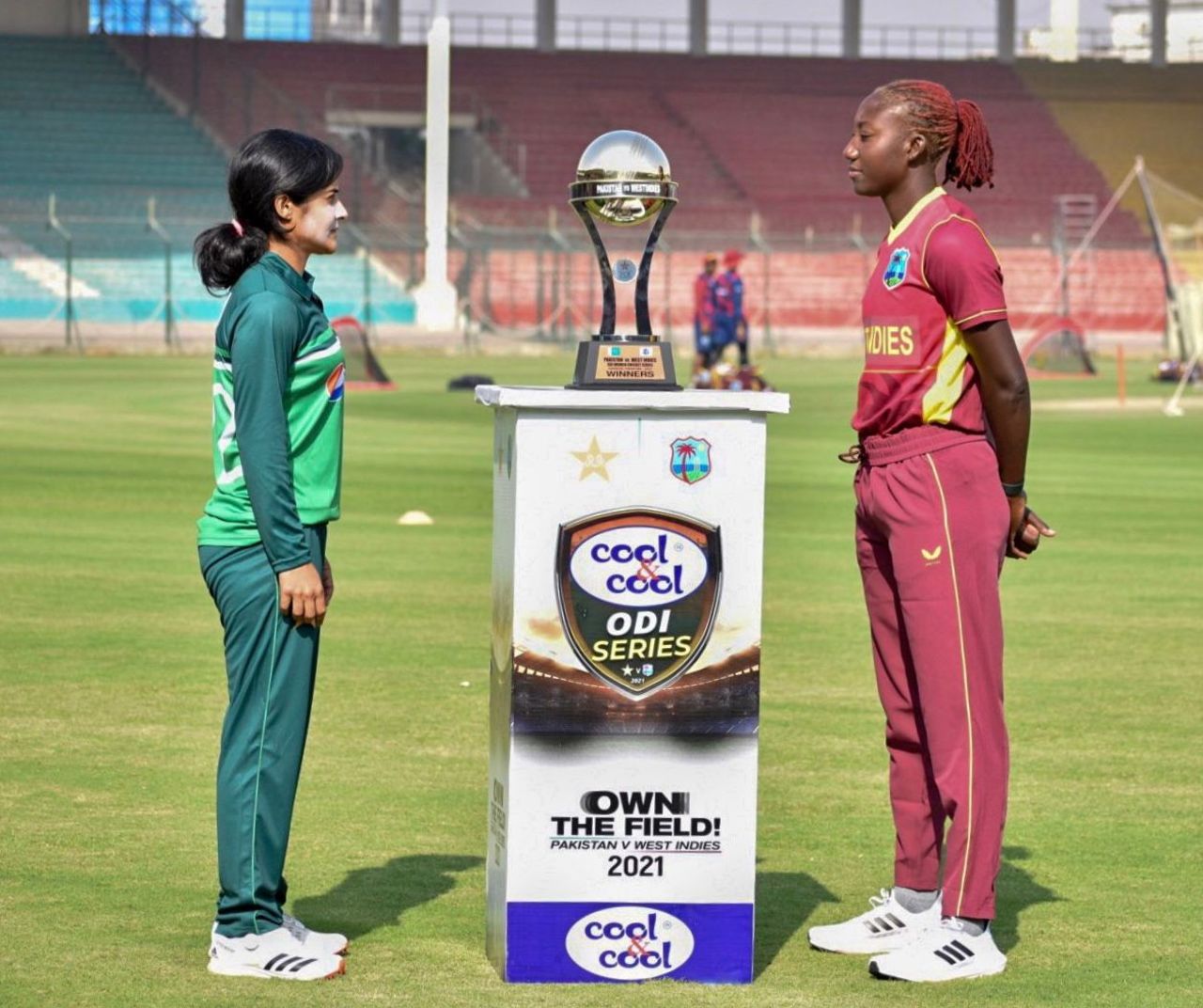 Javeria Khan and Stafanie Taylor pose with the series trophy, Karachi, November 7, 2021