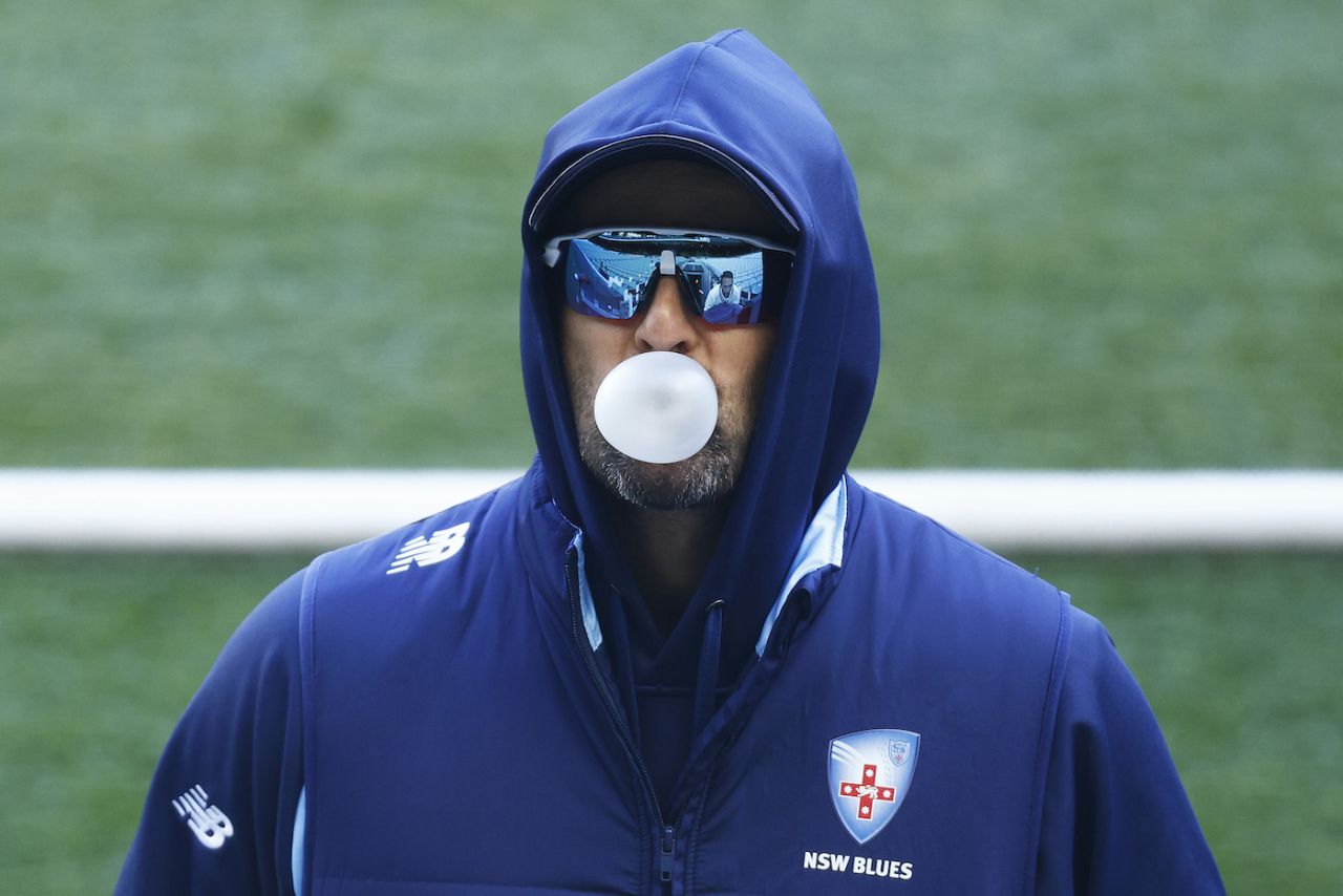 Nathan Lyon blows a bubble on the last day of the game, Victoria vs New South Wales, Sheffield Shield, MCG, 4th day, November 8, 2021