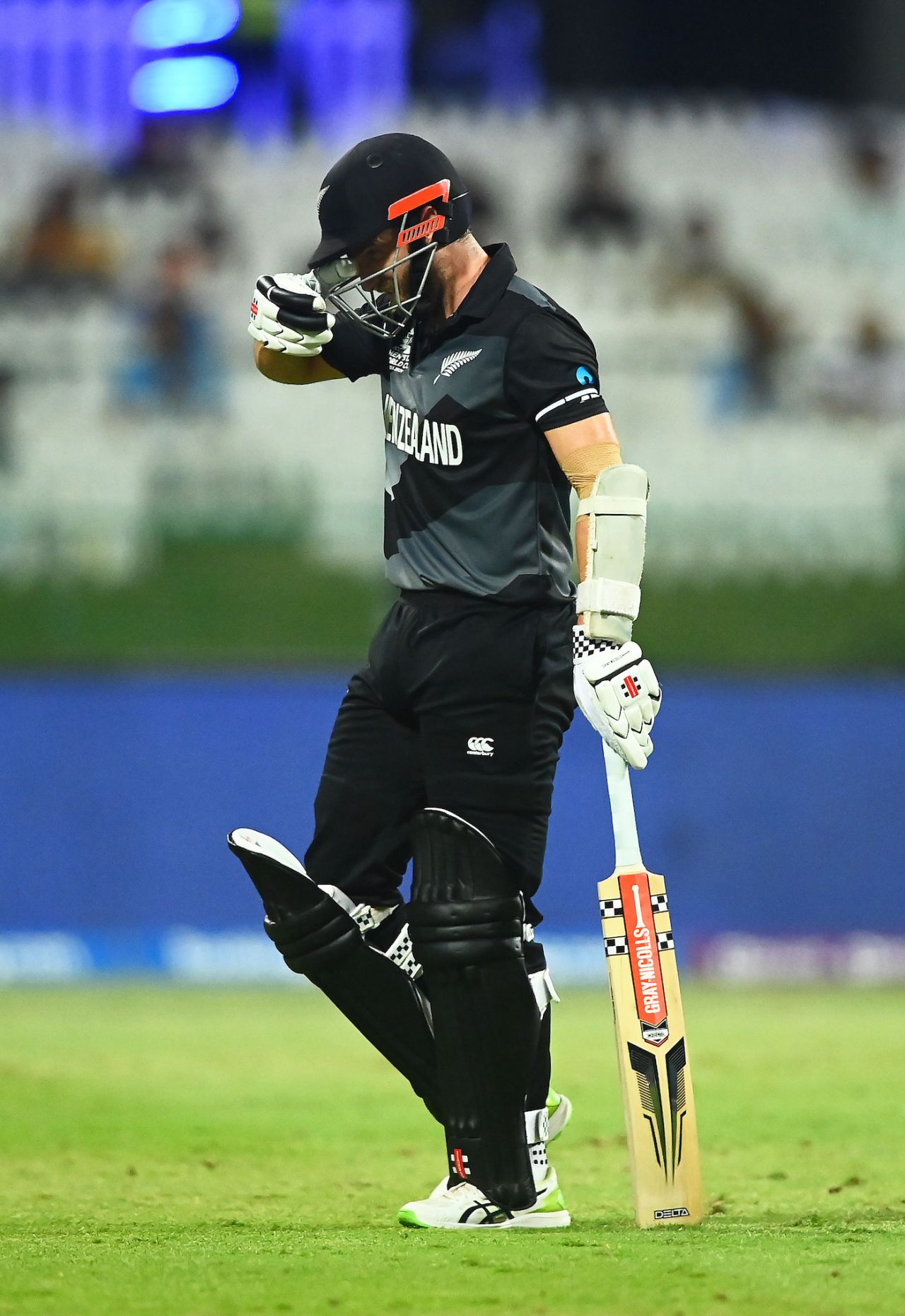 Kane Williamson walks back after being dismissed by Chris Woakes, England vs New Zealand, T20 World Cup, 1st semi-final, Abu Dhabi, November 10, 2021