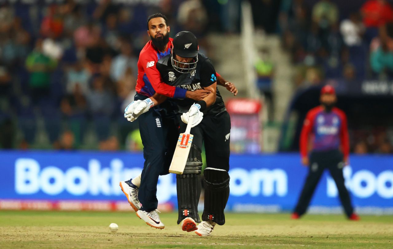 Adil Rashid and Daryl Mitchell collide, England vs New Zealand, T20 World Cup, 1st semi-final, Abu Dhabi, November 10, 2021