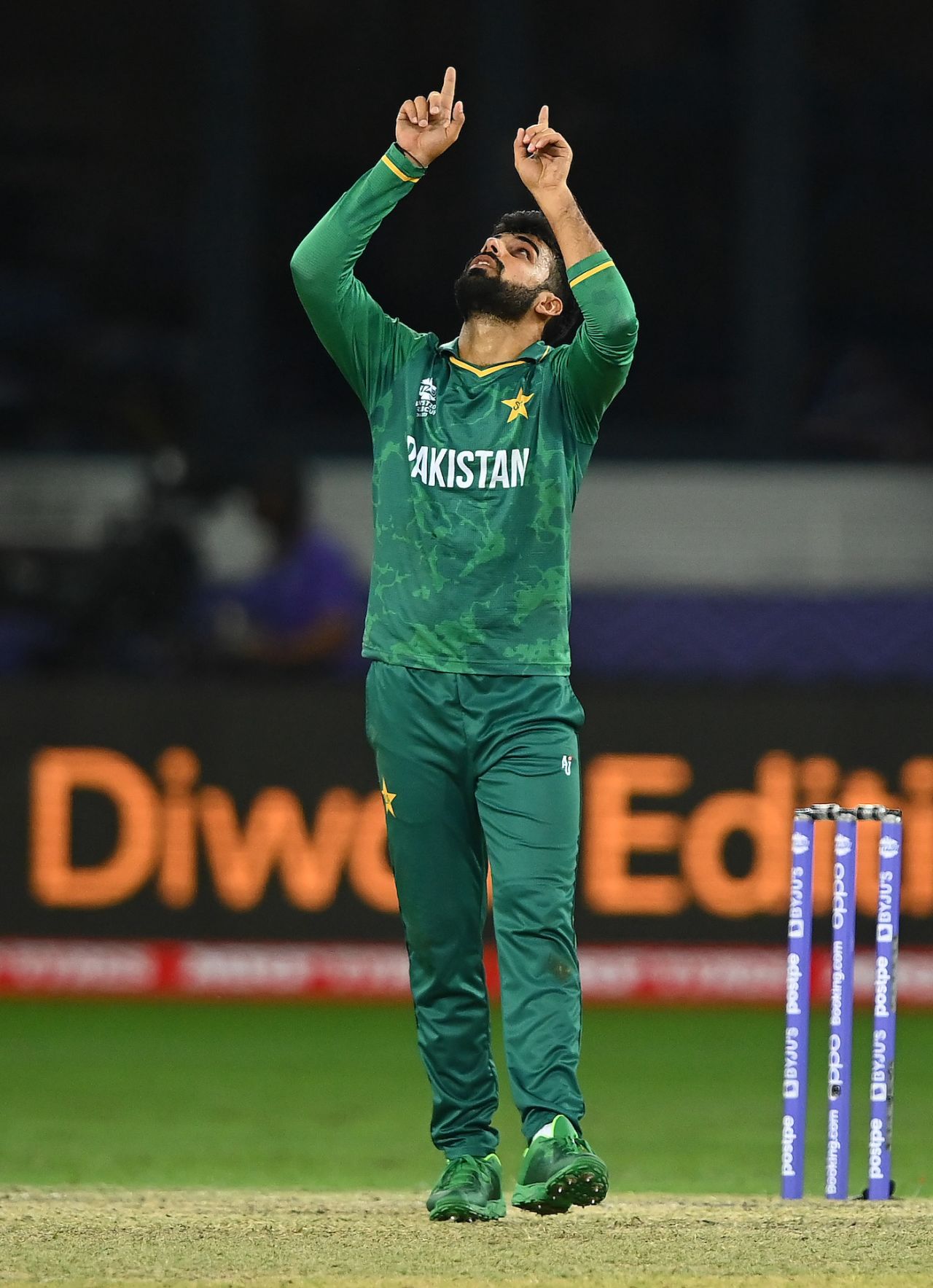 Shadab Khan got a wicket in each of his four overs, Australia vs Pakistan, T20 World Cup, 2nd semi-final, Dubai, November 11, 20211