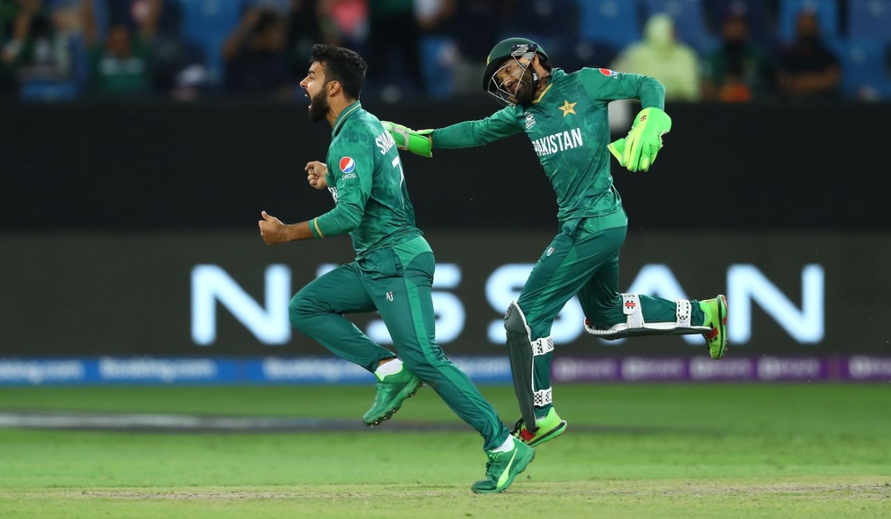 Shadab Khan takes off on a celebratory run, Australia vs Pakistan, T20 World Cup, 2nd semi-final, Dubai, November 11, 20211
