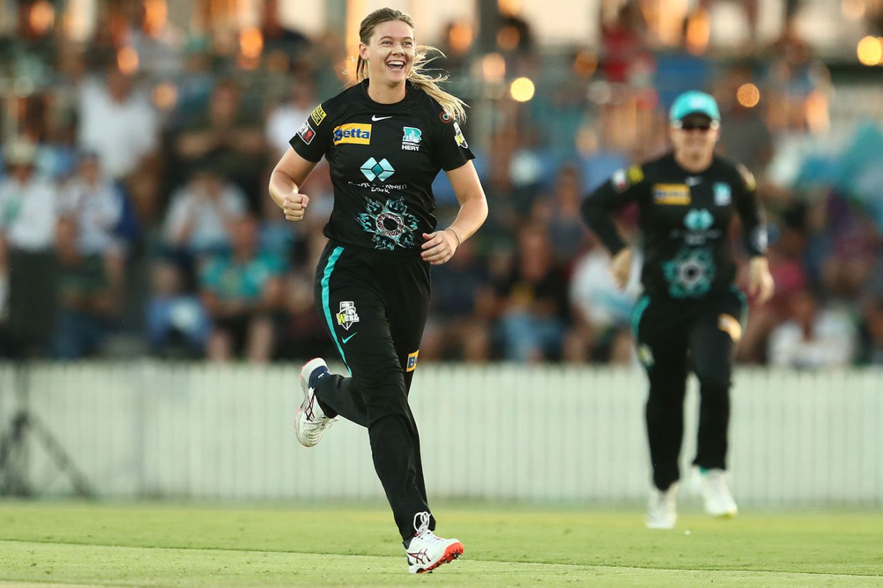 Courtney Sippel was outstanding with the new ball, Brisbane Heat vs Sydney Sixers, WBBL, Mackay, November 13, 2021
