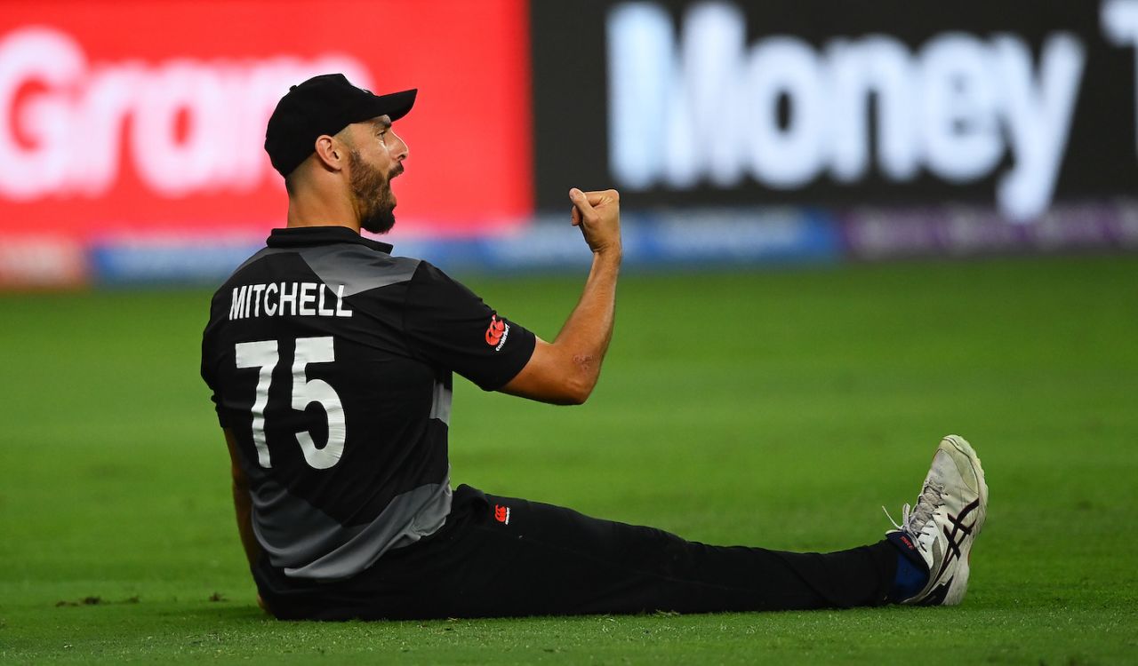 Daryl Mitchell celebrates after taking a catch to dismiss Aaron Finch, Australia vs New Zealand, T20 World Cup final, Dubai, November 14, 2021