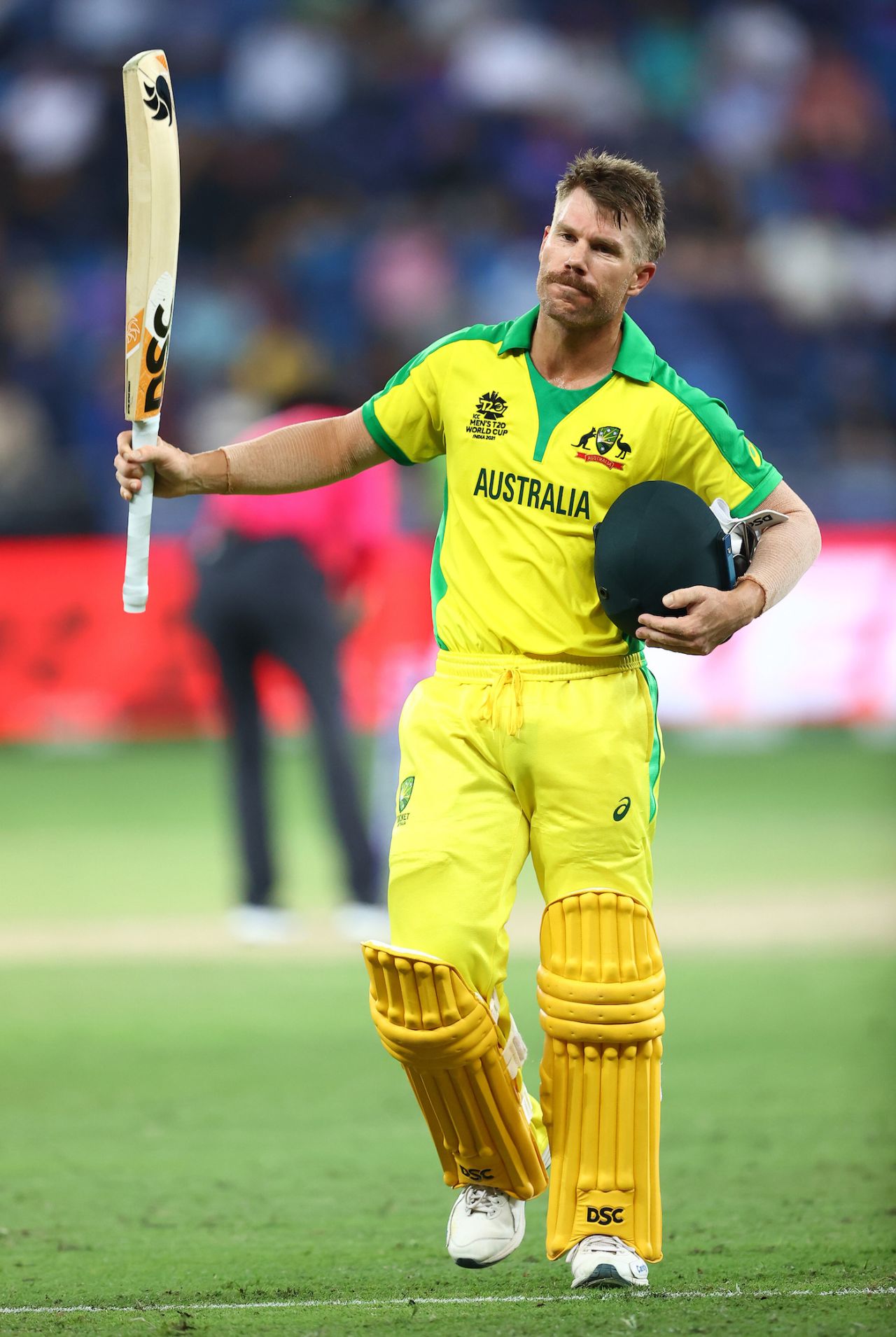 David Warner raises his bat after his match-winnings innings comes to an end, Australia vs New Zealand, T20 World Cup final, Dubai, November 14, 2021