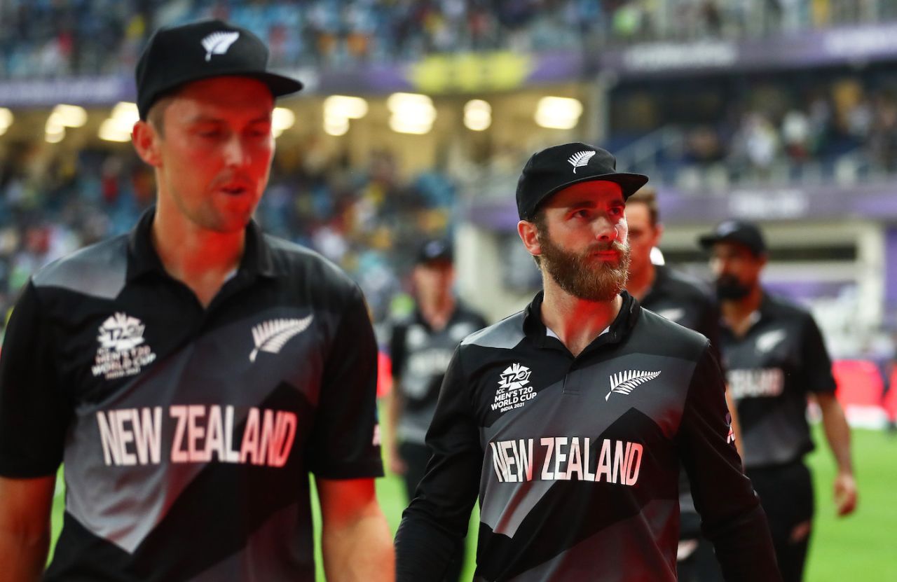 Kane Williamson and his team-mates troop off after losing the final, Australia vs New Zealand, T20 World Cup final, Dubai, November 14, 2021