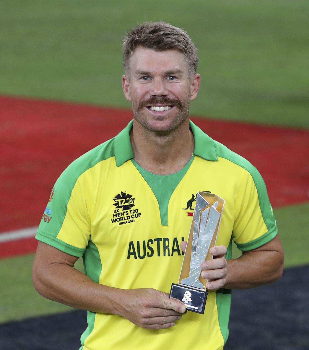 David Warner is all smiles with his Player-of-the-Tournament trophy, Australia vs New Zealand, T20 World Cup final, Dubai, November 14, 2021