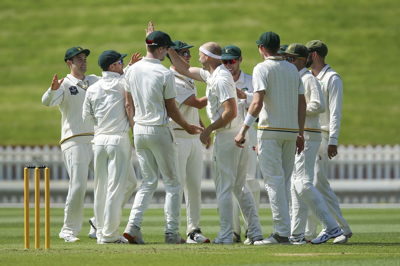 Seth Rance celebrates a wicket with his team-mates, Wellington vs Central Districts, Plunket Shield 2021, Wellington, November 15, 2021