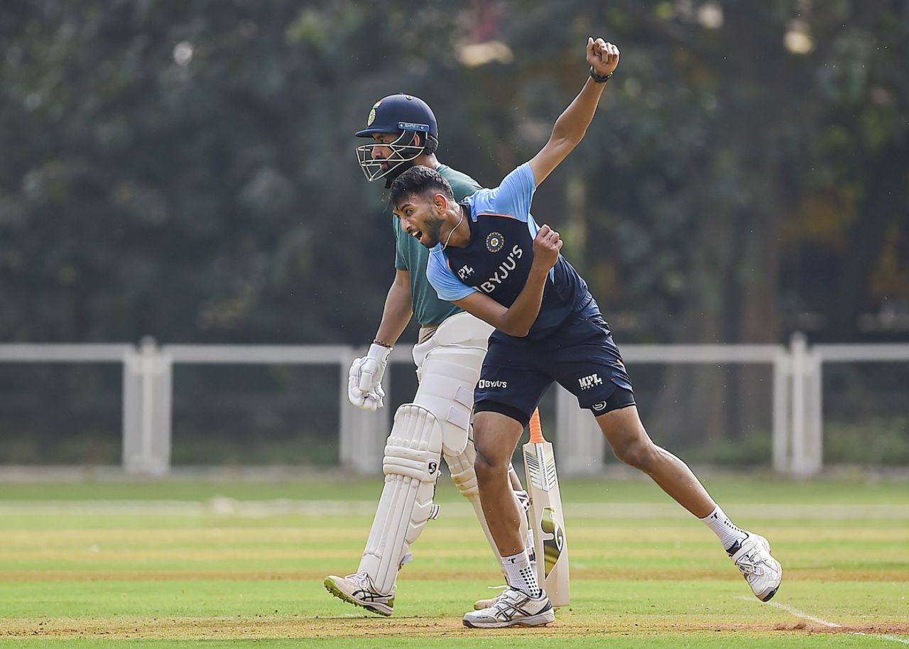 Prasidh Krishna sweats it out in a practice game, Mumbai, November 17, 2021