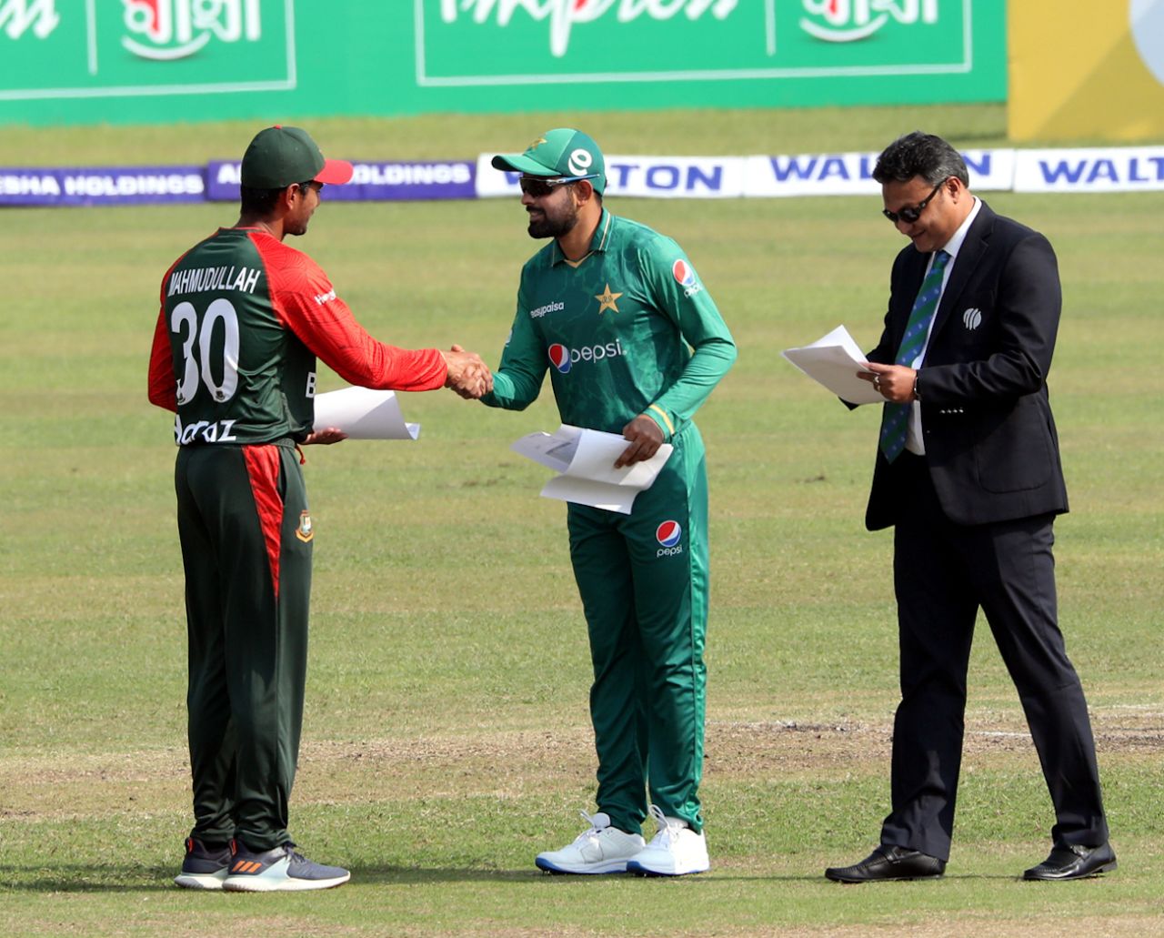 Mahmudullah and Babar Azam greet each other at the toss, Bangladesh vs Pakistan, 1st T20I, Dhaka, November 19, 2021