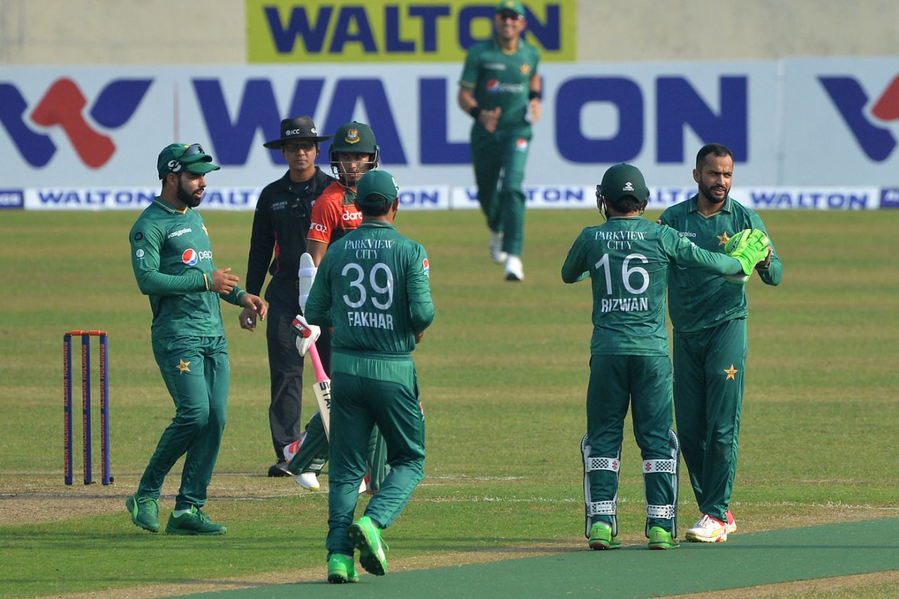 Mohammad Nawaz celebrates with his team-mates after getting the wicket of Mahmudullah, Bangladesh vs Pakistan, 1st T20I, Dhaka, November 19, 2021
