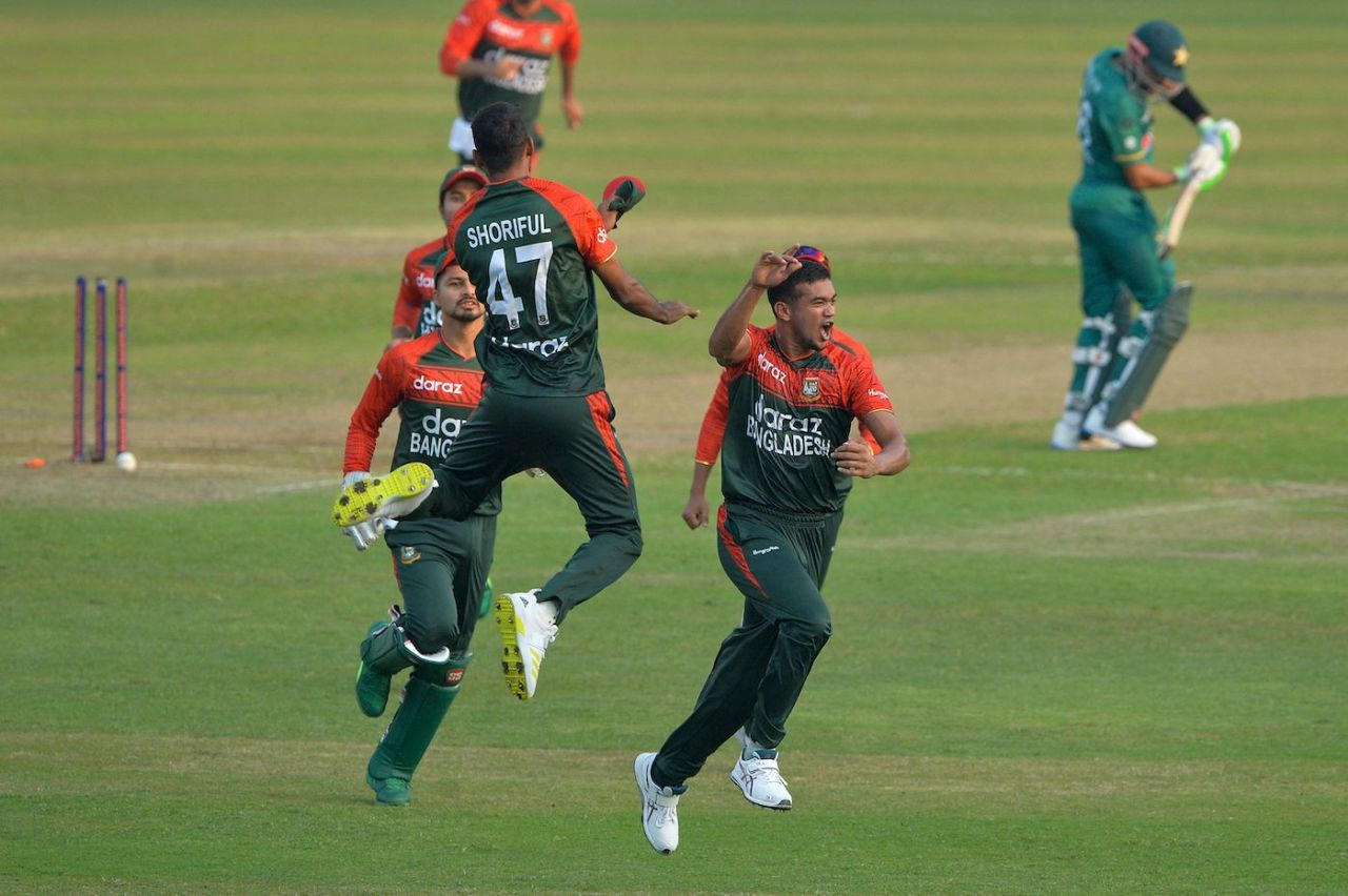 Taskin Ahmed sets off on a celebratory run after sending back Babar Azam, Bangladesh vs Pakistan, 1st T20I, Dhaka, November 19, 2021