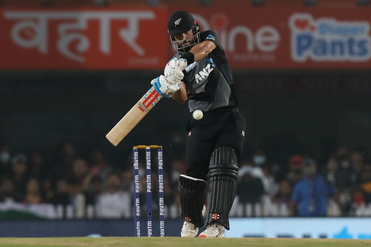 Daryl Mitchell shapes to hammer a short ball, India vs New Zealand, 2nd T20I, Ranchi, November 19, 2021