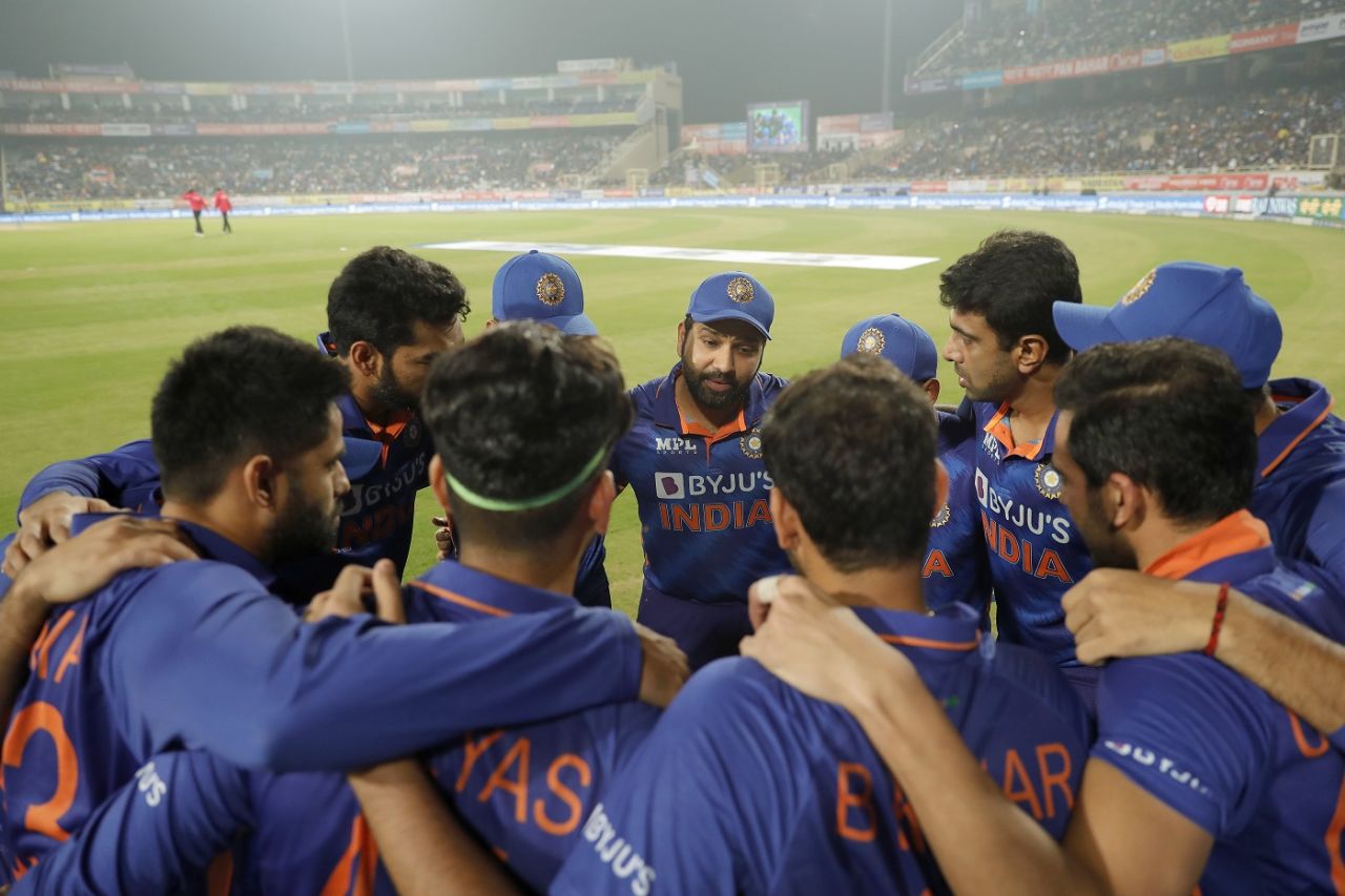 Rohit Sharma delivers a talk in the Indian huddle, India vs New Zealand, 2nd T20I, Ranchi, November 19, 2021