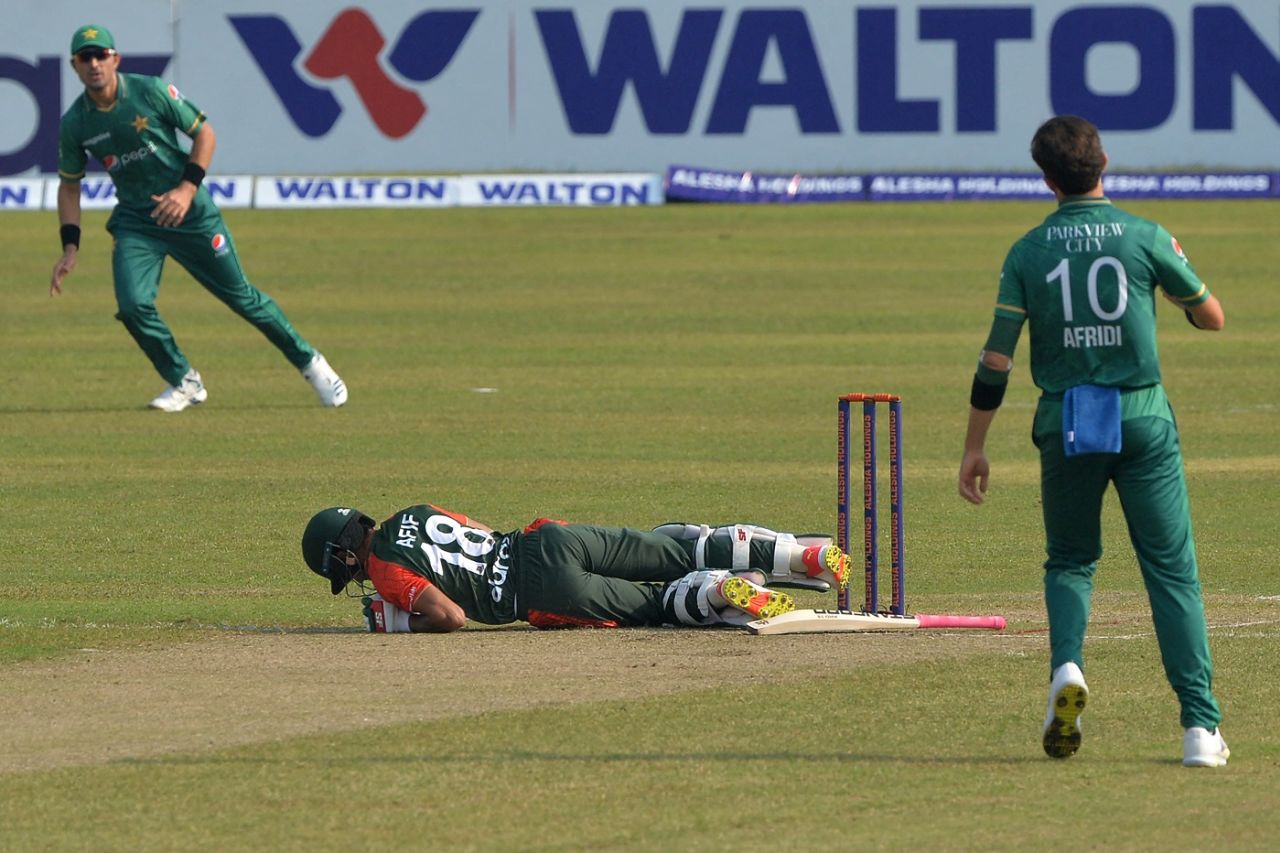 Shaheen Shah Afridi takes down Afif Hossain with a throw, Bangladesh vs Pakistan, 2nd T20I, Mirpur, November 20, 2021