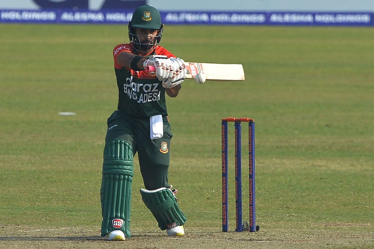 Shamim Hossain shapes to play a hot during his 23-ball 22, Bangladesh vs Pakistan, 3rd T20I, Dhaka, November 22, 2021