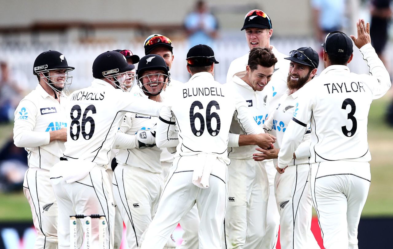 Mitchell Santner is congratulated by his team-mates for Mohammad Abbas' wicket, New Zealand vs Pakistan, 1st Test, Mount Maunganui, Day 5, December 30 2020


