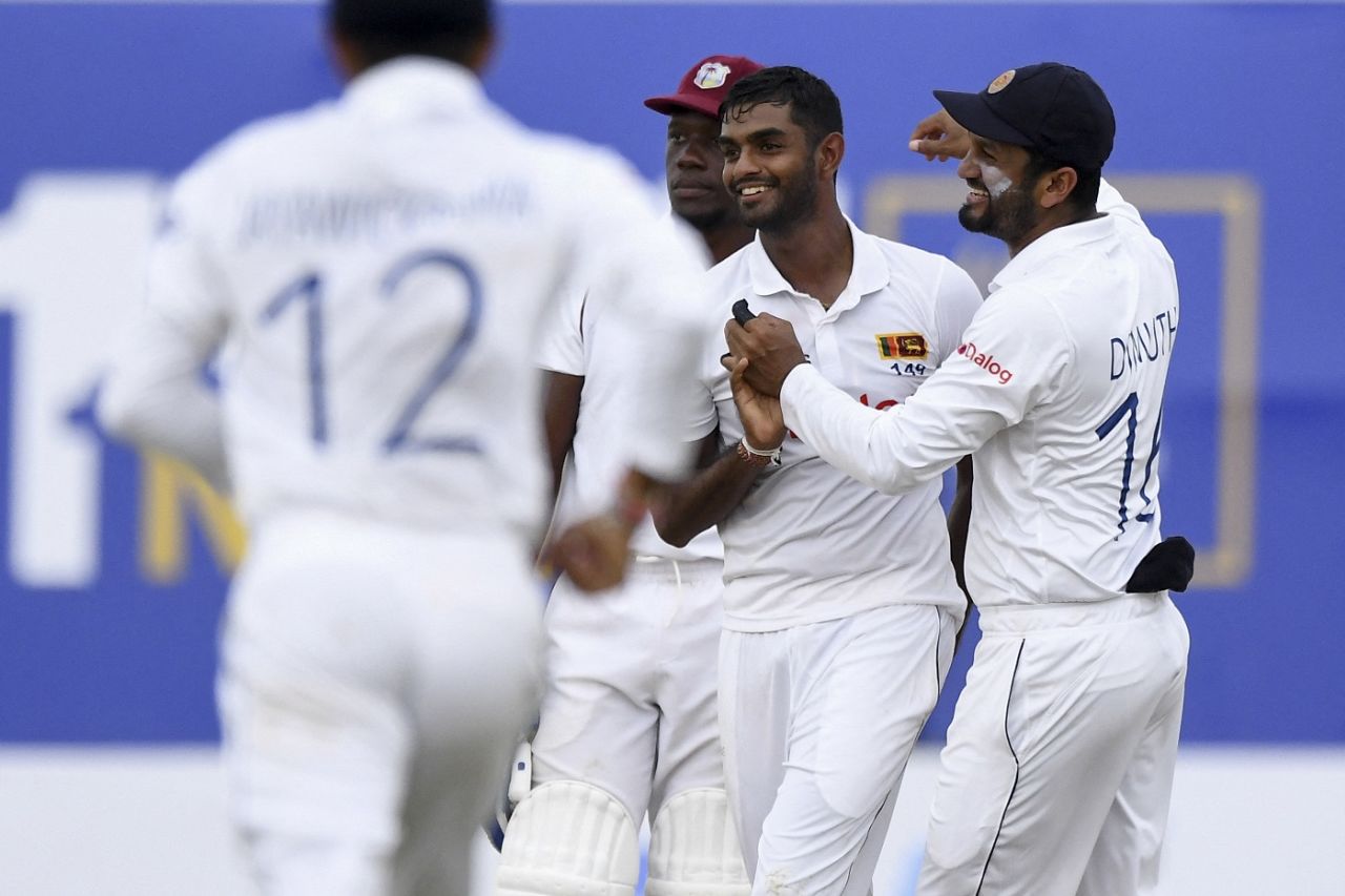 Lasith Embuldeniya celebrates with team-mates after dismissing Roston Chase, Sri Lanka vs West Indies, 1st Test, Galle, 4th day, November 24, 2021