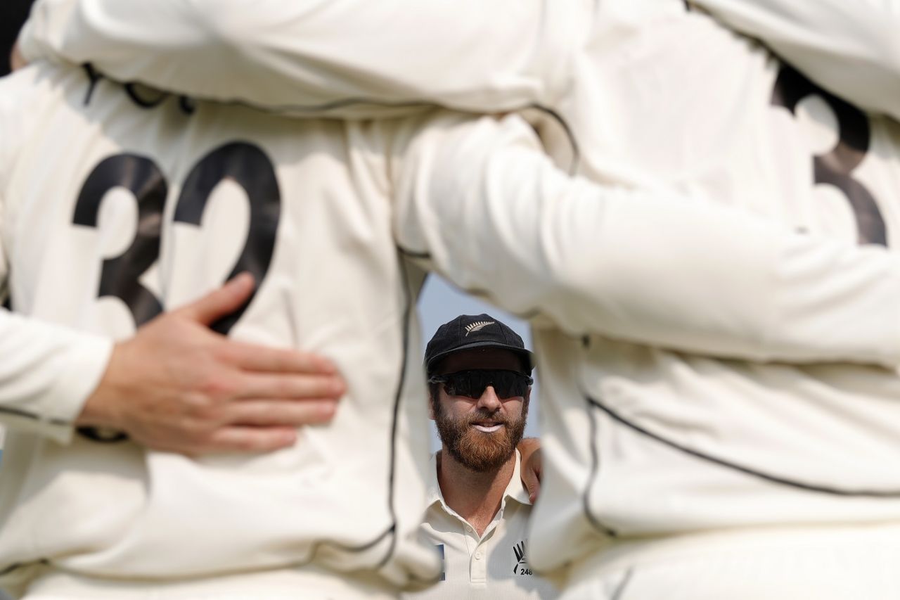 Kane Williamson speaks to his team-mates ahead of the first Test, India vs New Zealand, 1st Test, Green Park, Kanpur, 1st day, November 25, 2021