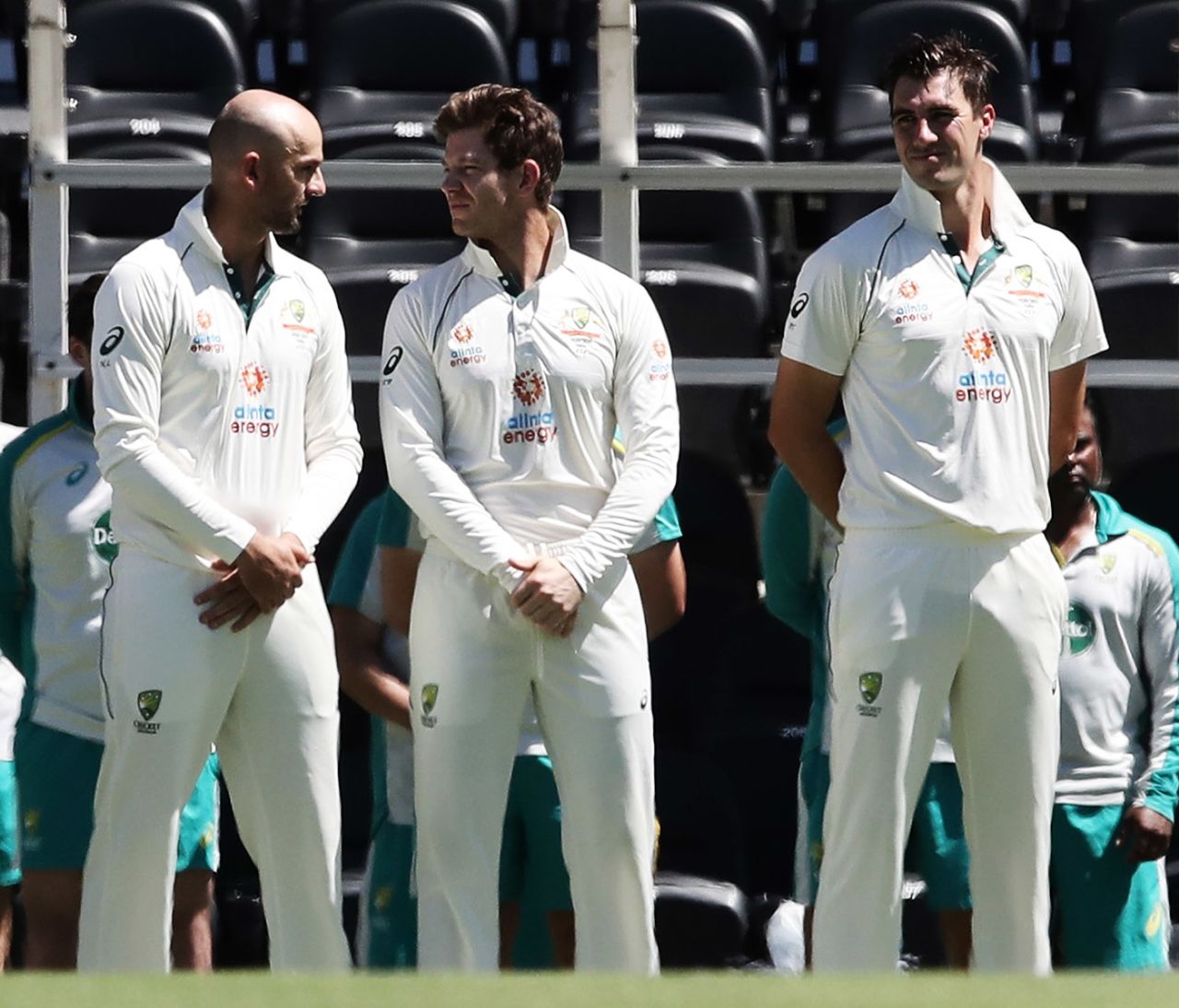 Nathan Lyon talks to Tim Paine while Pat Cummins looks on, Australia vs India, 4th Test, Sydney, 1st day, January 15, 2021