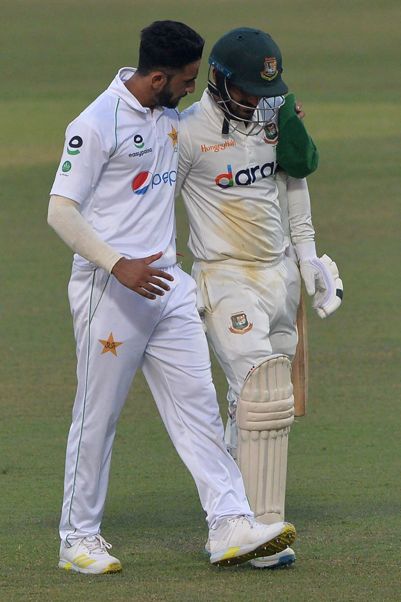Hasan Ali catches up with Liton Das at the end of the first day's play, Bangladesh vs Pakistan, 1st Test, Chattogram, 1st day, November 26, 2021
