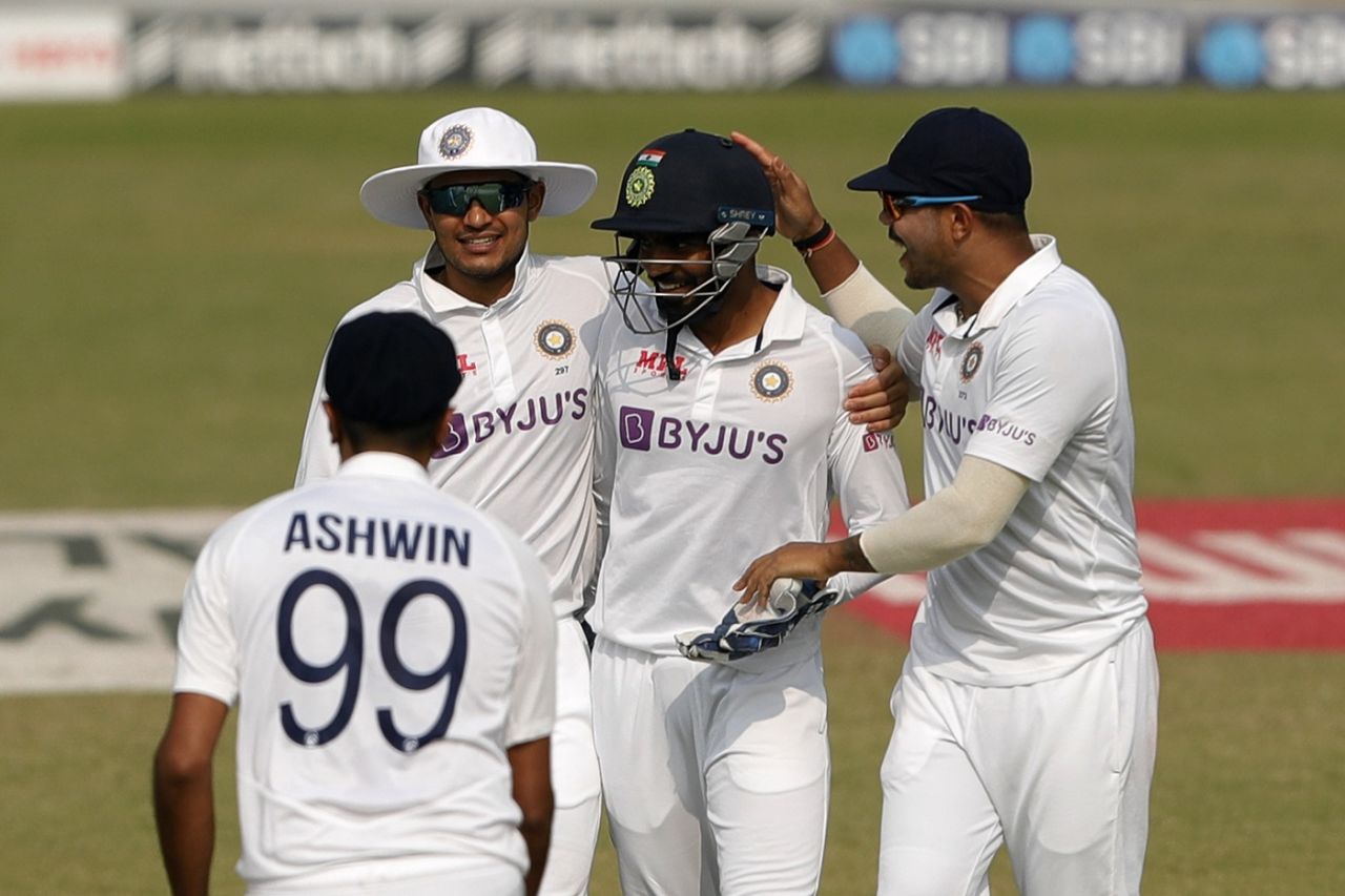 Srikar Bharat is being congratulated by Shubman Gill, Umesh Yadav and R Ashwin, 1st Test, Kanpur, 3rd day, November 27, 2021