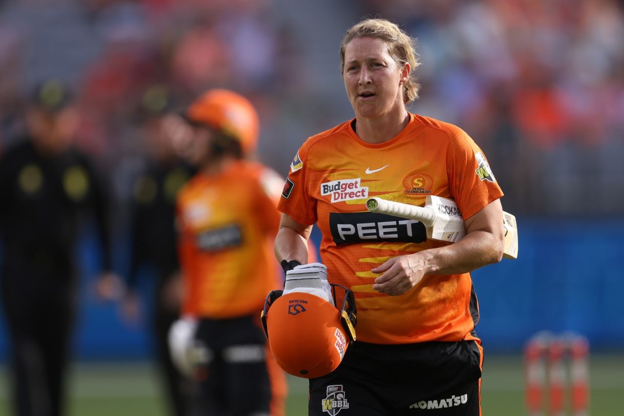 Sophie Devine walks off after being run out, Perth Scorchers v Adelaide Strikers, WBBL final, November 27, 2021