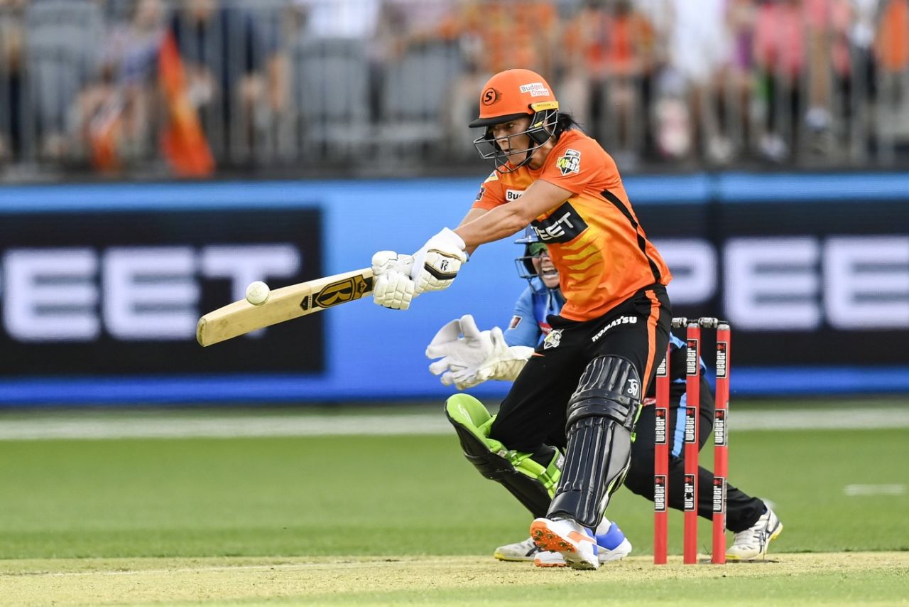 Marizanne Kapp pulls through midwicket, Perth Scorchers v Adelaide Strikers, WBBL final, November 27, 2021