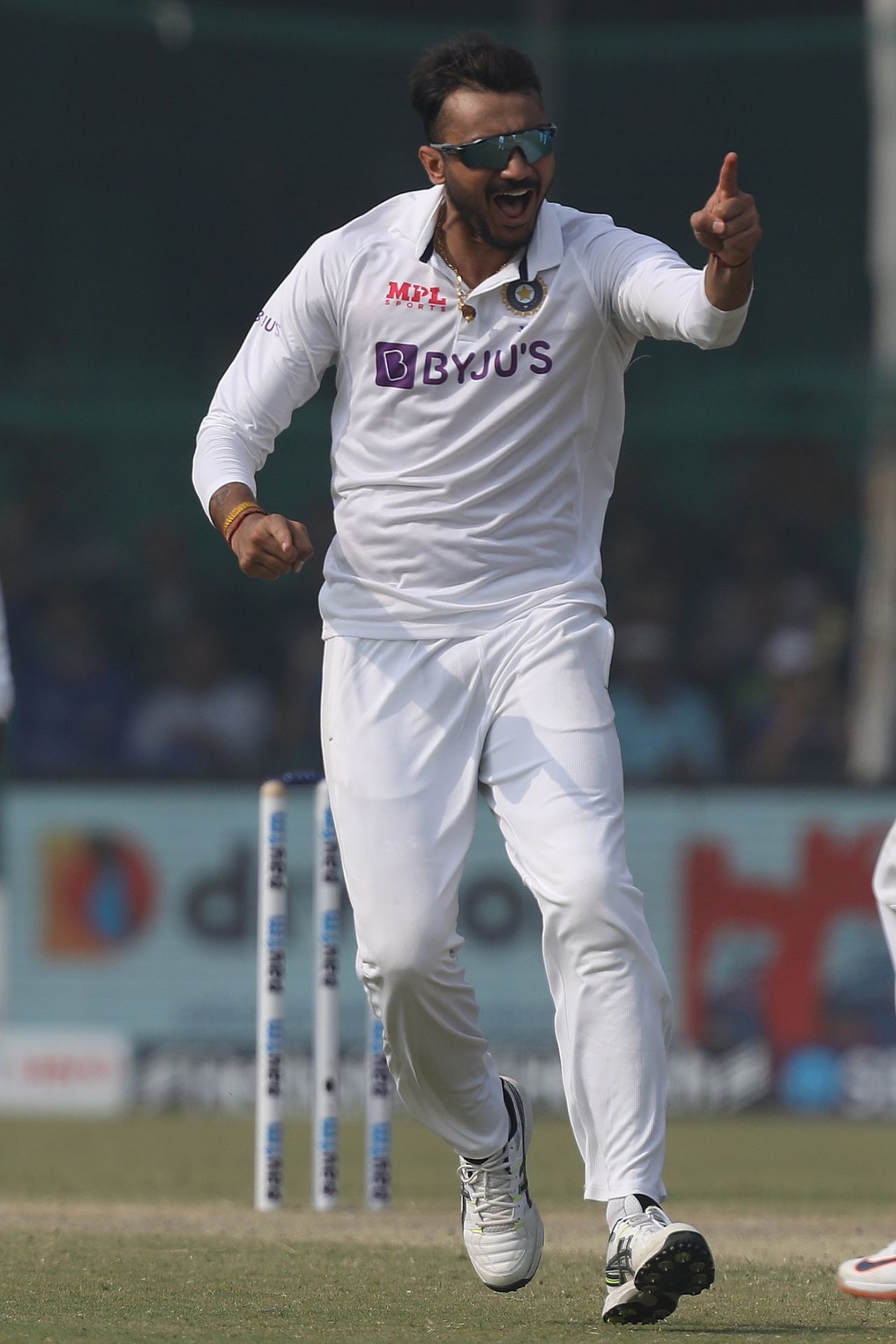 Axar Patel celebrates the wicket of Tom Blundell, 1st Test, Kanpur, 3rd day, November 27, 2021