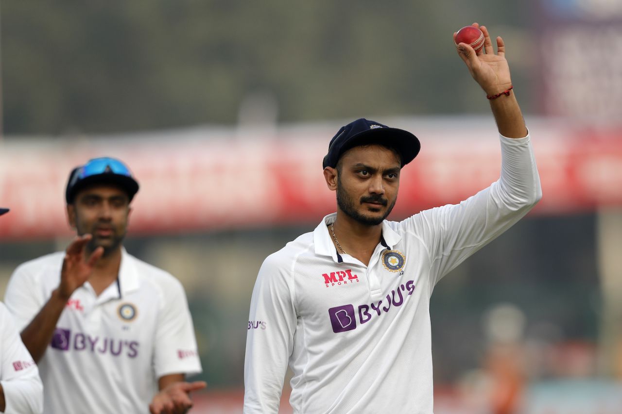 Axar Patel shows off the ball after he returned a five-wicket haul, India vs New Zealand, 1st Test, Kanpur, 3rd day, November 27, 2021