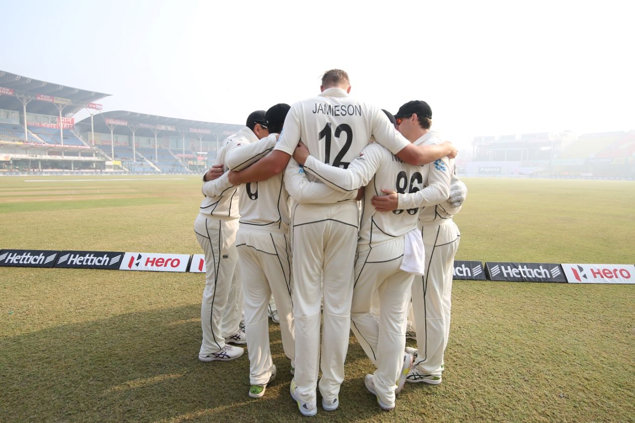 New Zealand get into a huddle ahead of day four, India vs New Zealand, 1st Test, Kanpur, 4th day, November 28, 2021